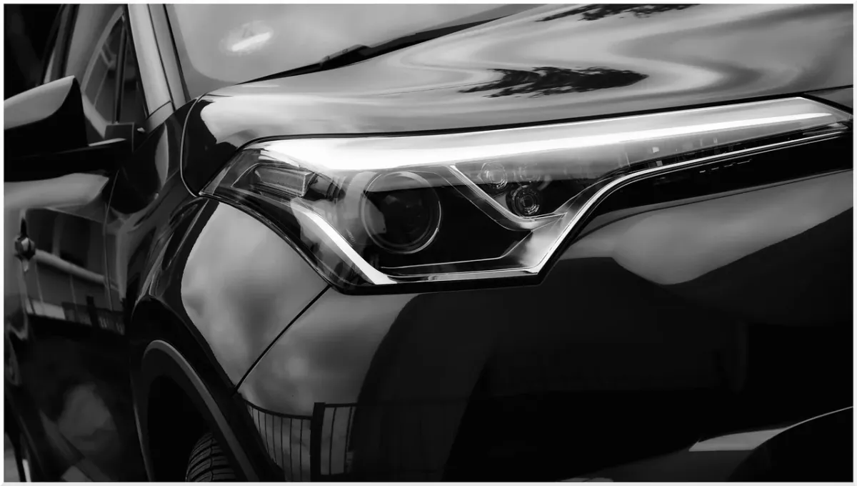 Nowoczesny SUV z wyrazistymi reflektorami, prezentujący dynamiczny design i zaawansowaną technologię pojazdu.