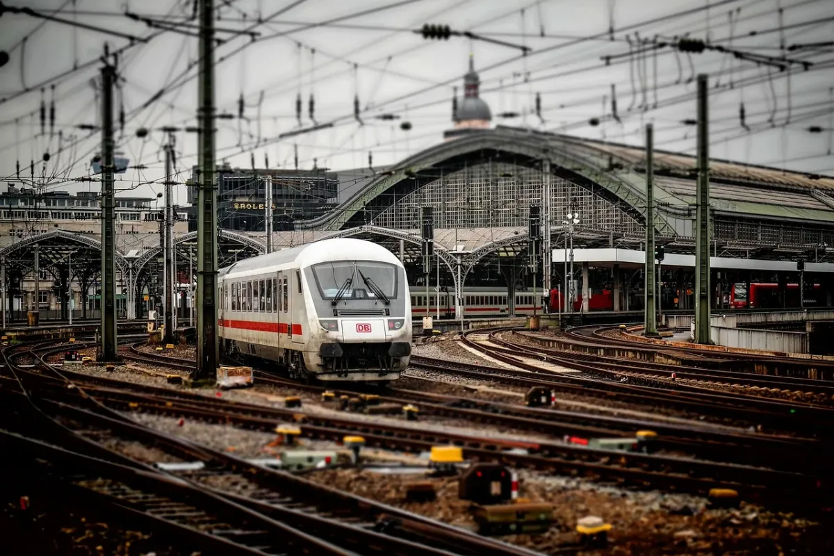 Pociąg wjeżdżający na stację kolejową, symbolizujący punkt kontroli technicznej pojazdów szynowych.